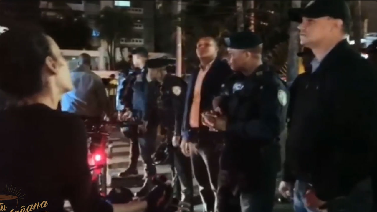 ¿Por Qué Estos Policías Hacen Esto? ¡OMG!