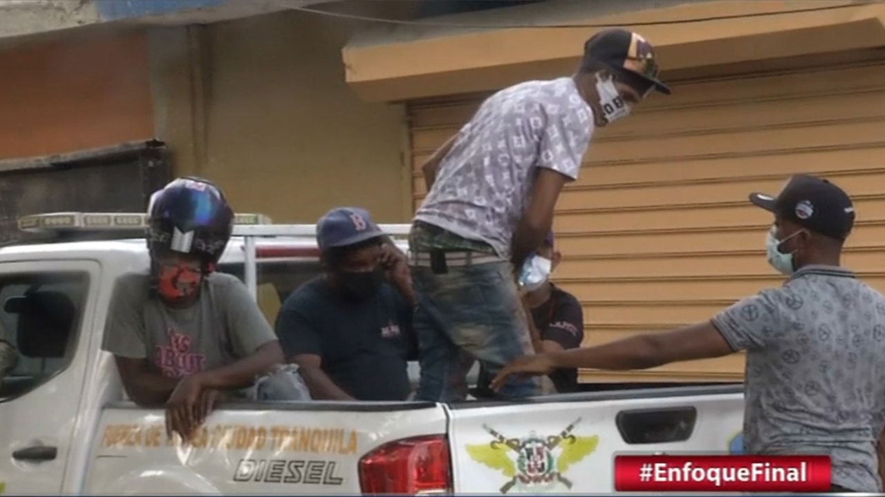 Policías Se Llevan A Todo El Que No Tenga Permiso Después De Las 5 De La Tarde