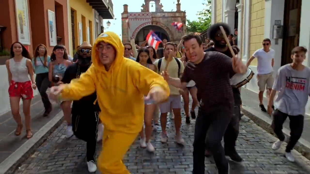 Jimmy Fallon Y Bad Bunny Cantan “MIA” En Las Calles De Puerto Rico