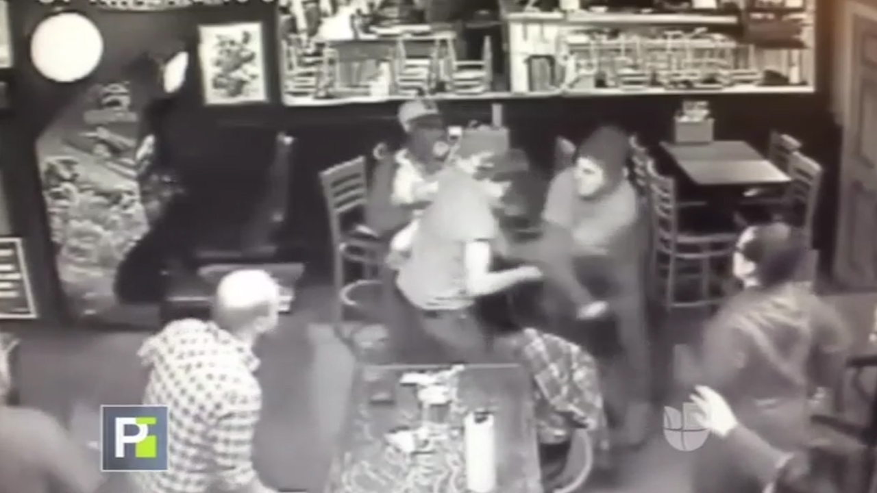 ¿Que Hacen Tres Hombres Y Una Niña En Un Bar?