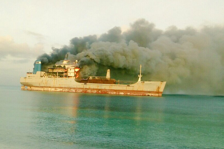 ¡DE ÚLTIMO MOMENTO! Se Incendia Un Barco Que Se Encontraba Encallado Frente A La Armada Dominicana