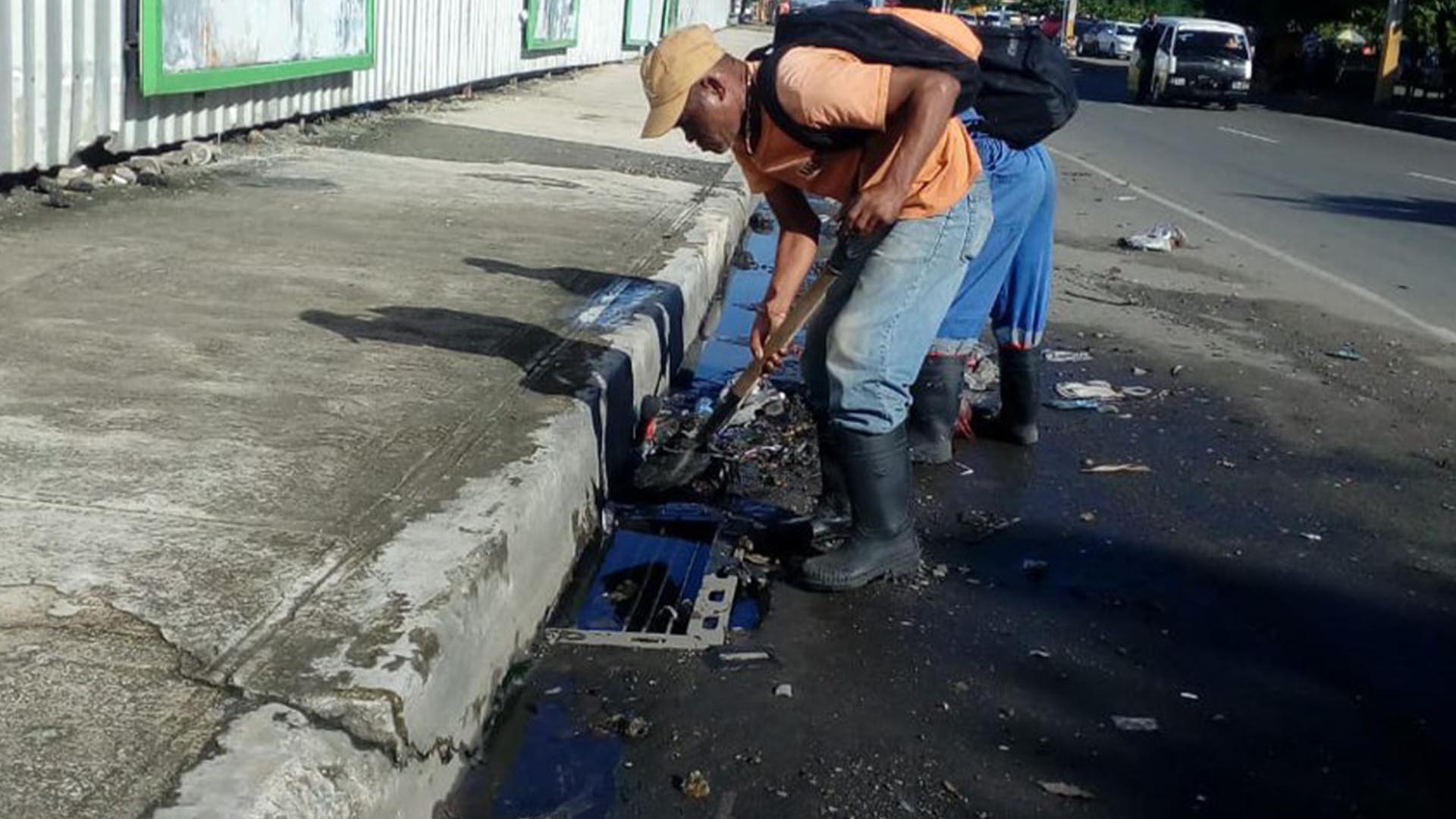 Basura Y Aceras, La Química Para Las Inundaciones