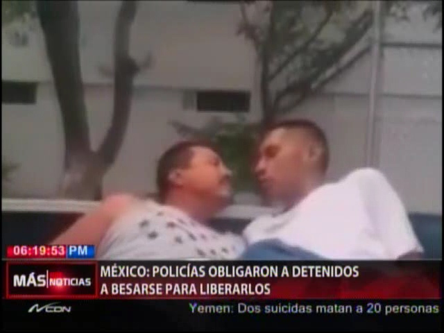 México: Policías Obligaron A Detenidos A Besarse Para Liberarlos Y Los Graban En Video