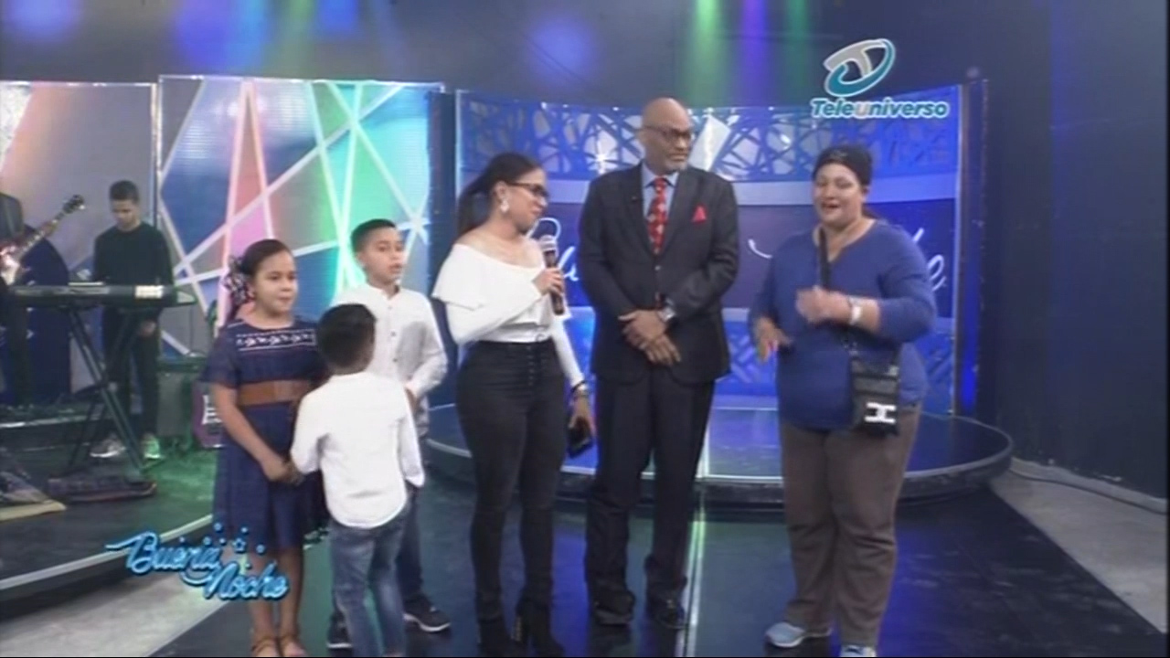 En Buena Noche Ayudando A Los Más Necesitados