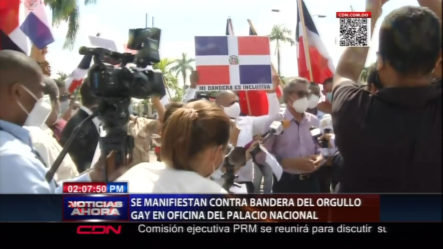 Grupo De Pastores Y La Sociedad Evangélica Protestan Contra Bandera LGBT En Oficina Del Palacio Nacional