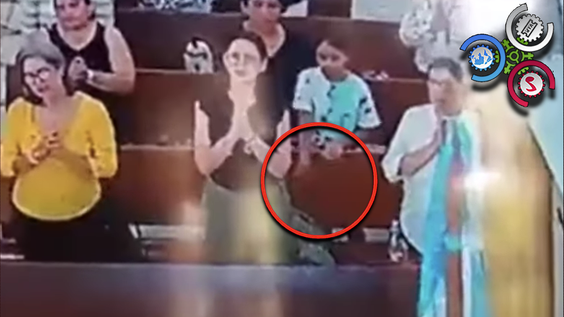 Camaras De Seguridad Captaron El Momento Que “carteristas” Roban Dentro De Una Iglesia