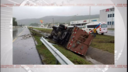 Accidente En La Vega, Camion Pierde El Control Debido A Fuertes Lluvias