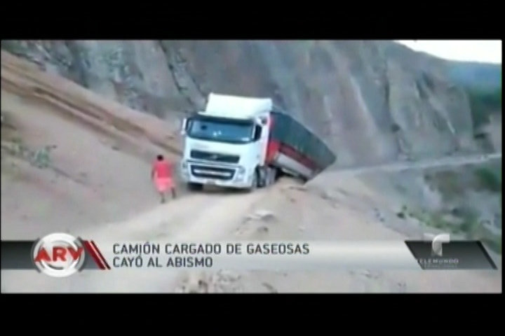 Camión Lleno De Refresco Se Descarriló Por Un Barranco