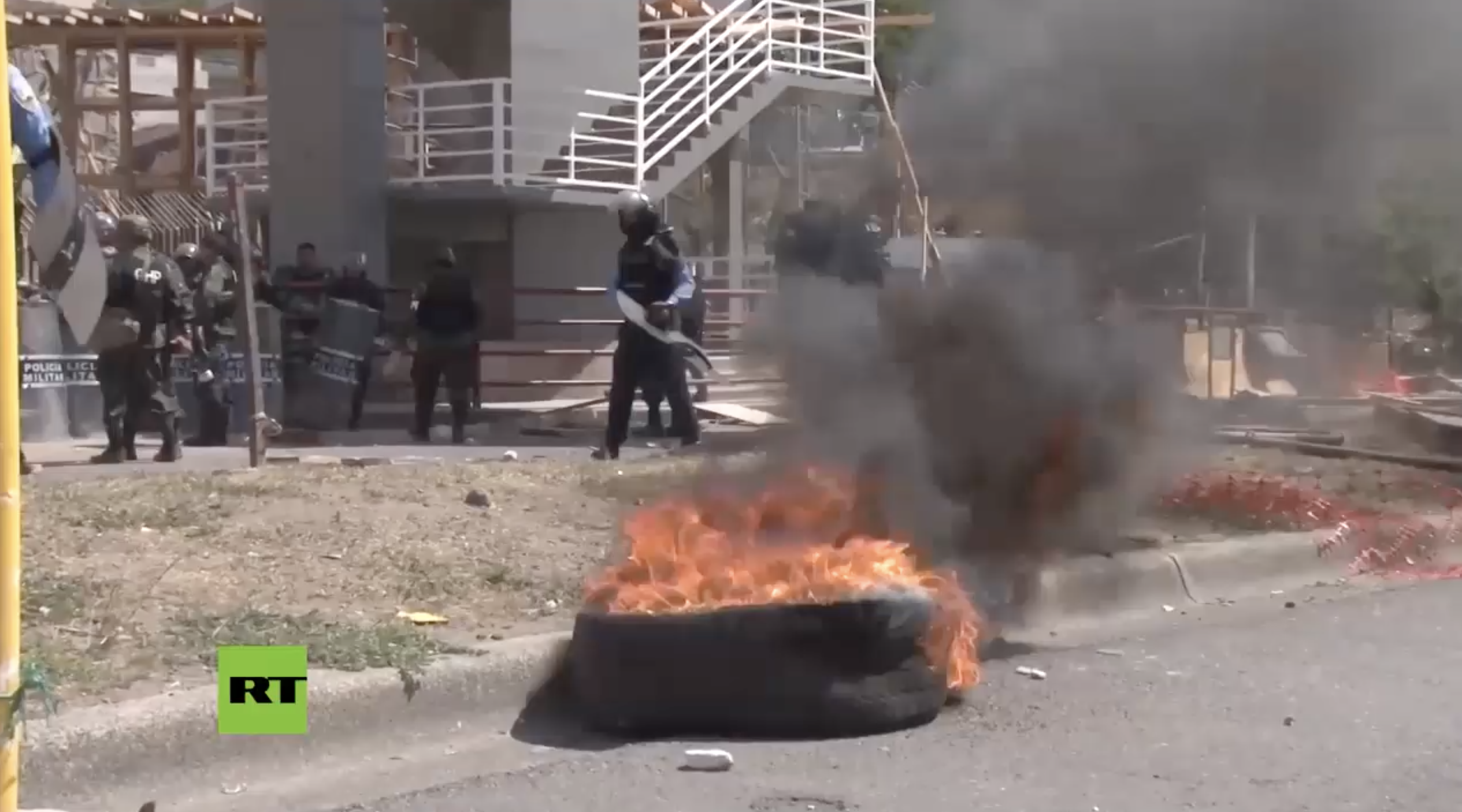 Estudiantes Protestan Contra El Presidente De Honduras