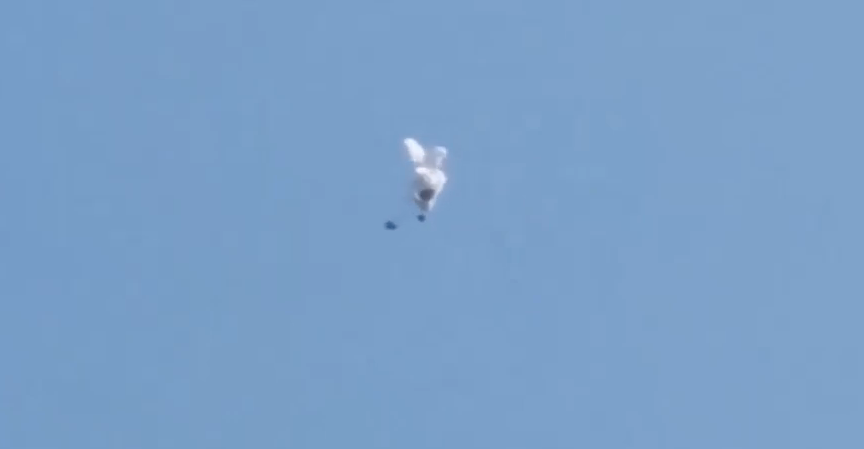 Lucha Desesperadamente Por Su Vida Mientras Cae Al Vacío Por Un Mal Funcionamiento De Su Paracaídas