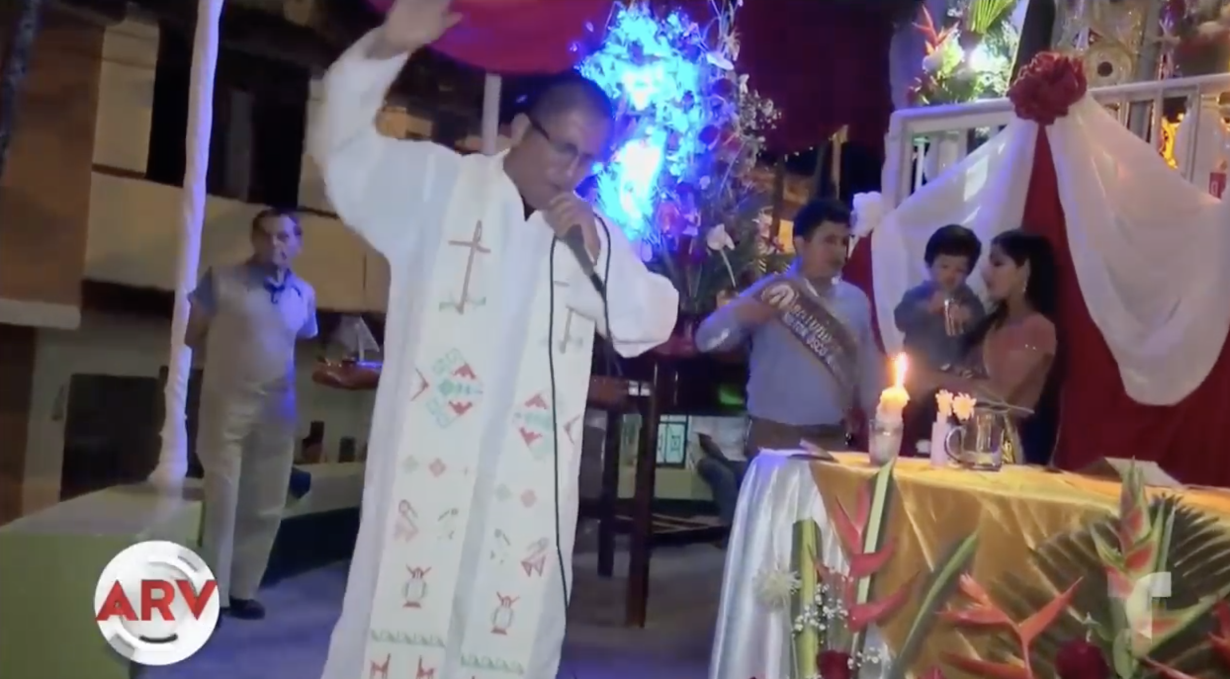 Sacerdote Bailarín Ofrece Misa Al Ritmo De Cumbia