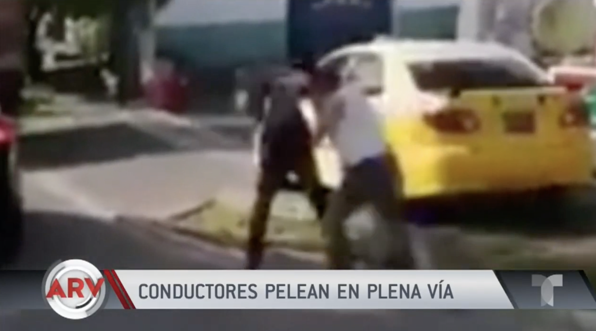 Dos Conductores En El Salvador Se Bajaron De Sus Vehículos En Plena Calle Y Aclararon Sus Diferencias A Los Puños