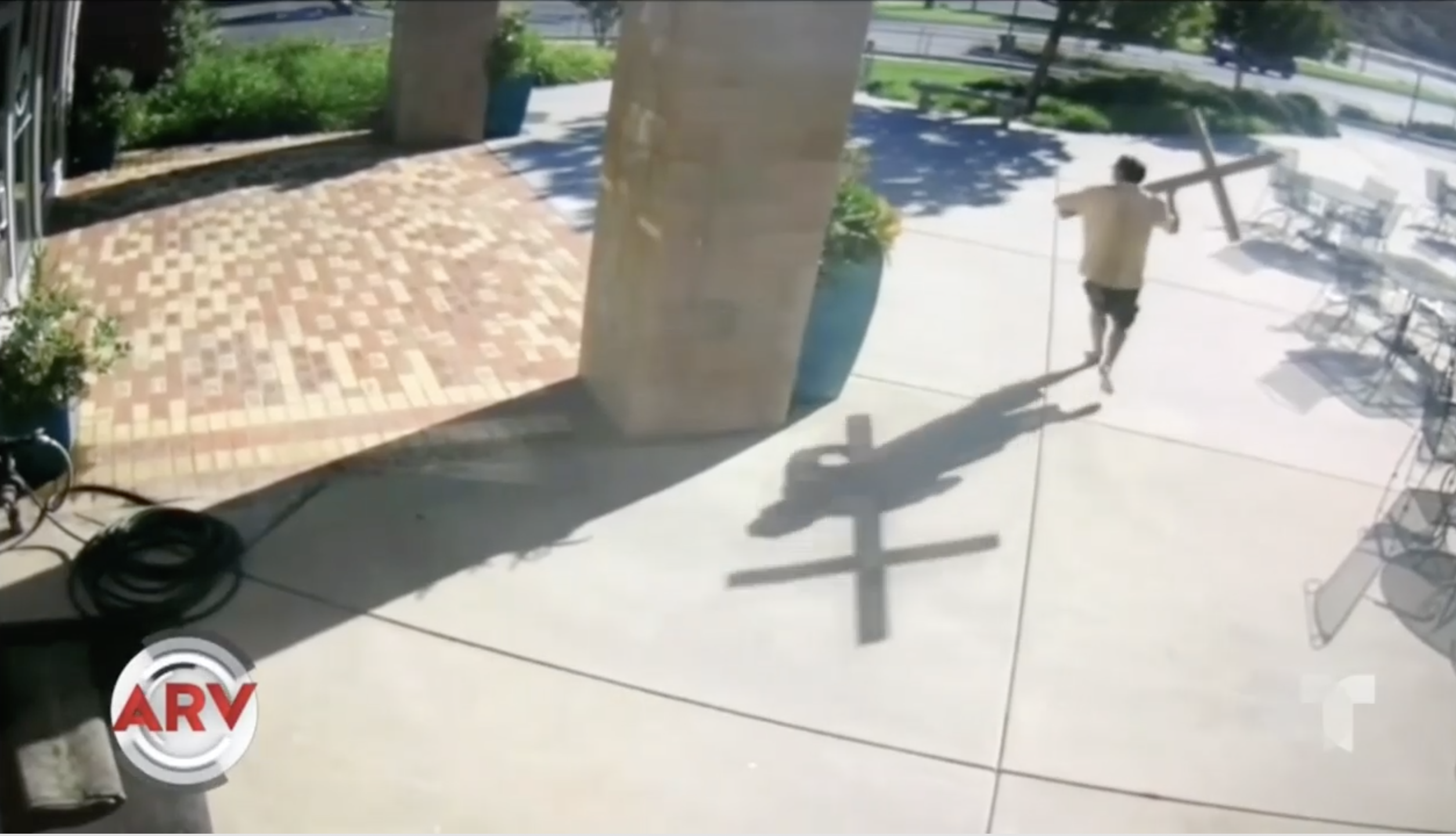 Desquiciado Vandaliza Una Iglesia Y Ataca A Un Pastor