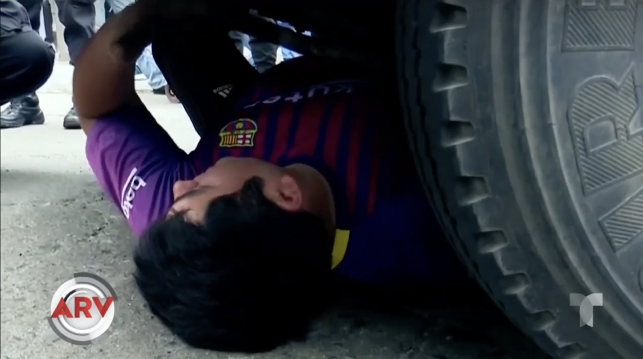 Conductor Se Resiste Al Remolque De Su Auto Y Se Mete Debajo De Una Grua