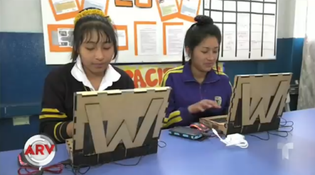Una Joven De 17 Años Y Su Padre Crearon Computadoras Con Material Reciclado Para Estudiantes Pobres
