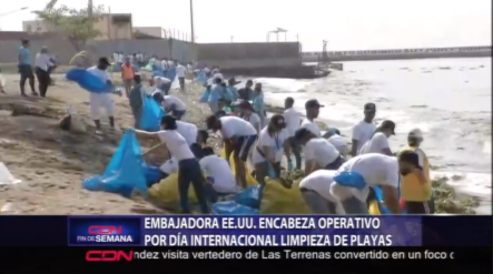 Embajadora De EE.UU. Encabeza Operativo Por Día Internacional De Limpieza De Playas