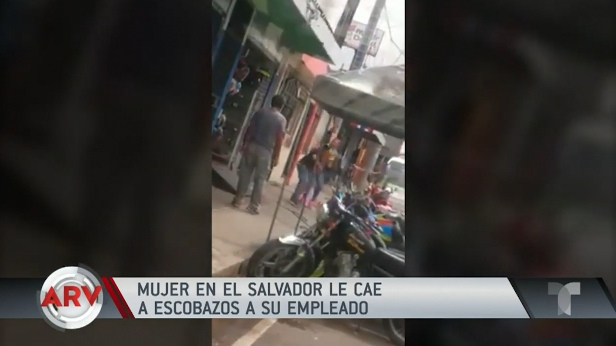 Captan A Mujer Cayéndole A Escobazos A Uno De Sus Empleados