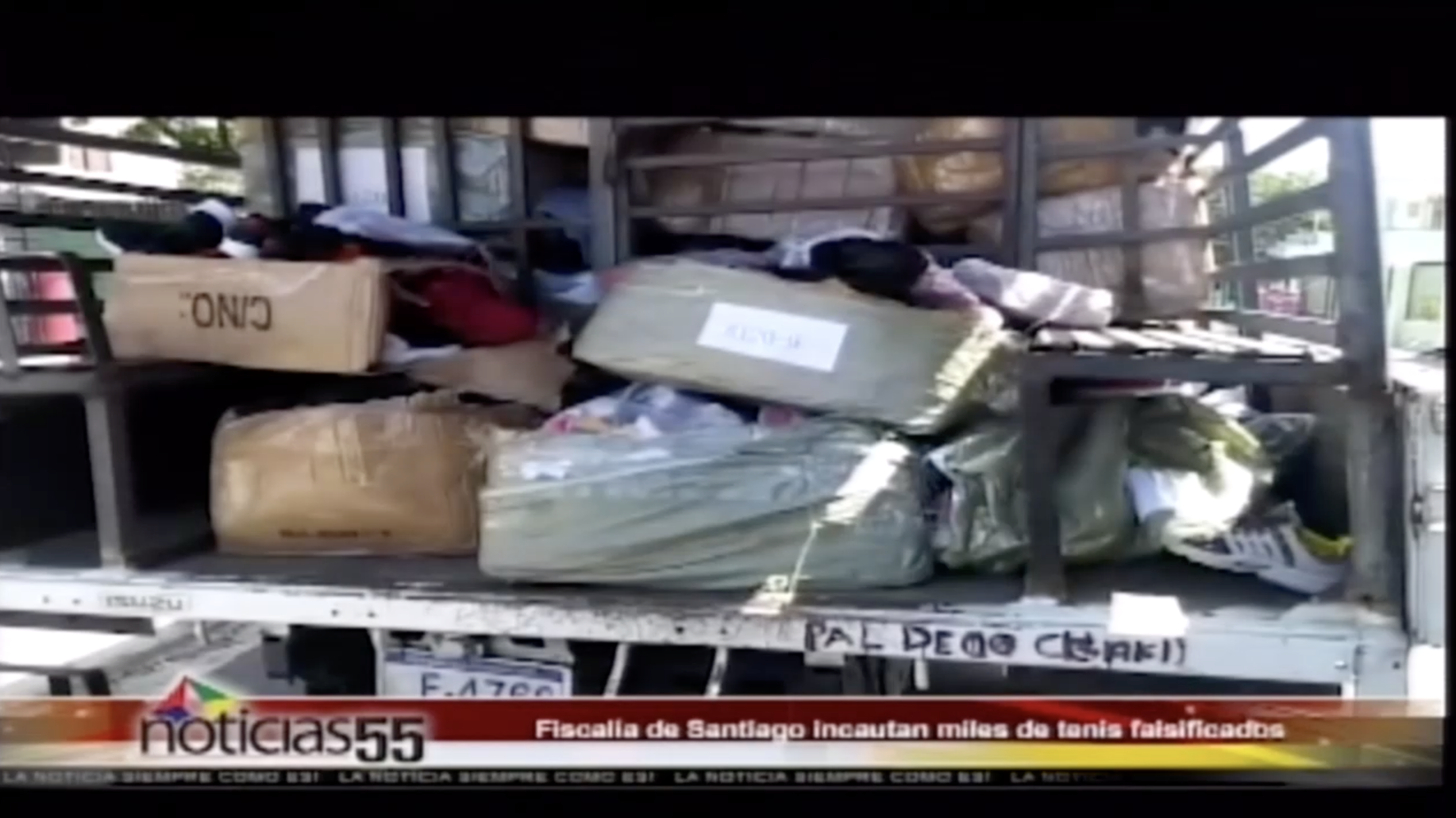 Fiscalía De Santiago Incauta Miles De Tenis Falsificados