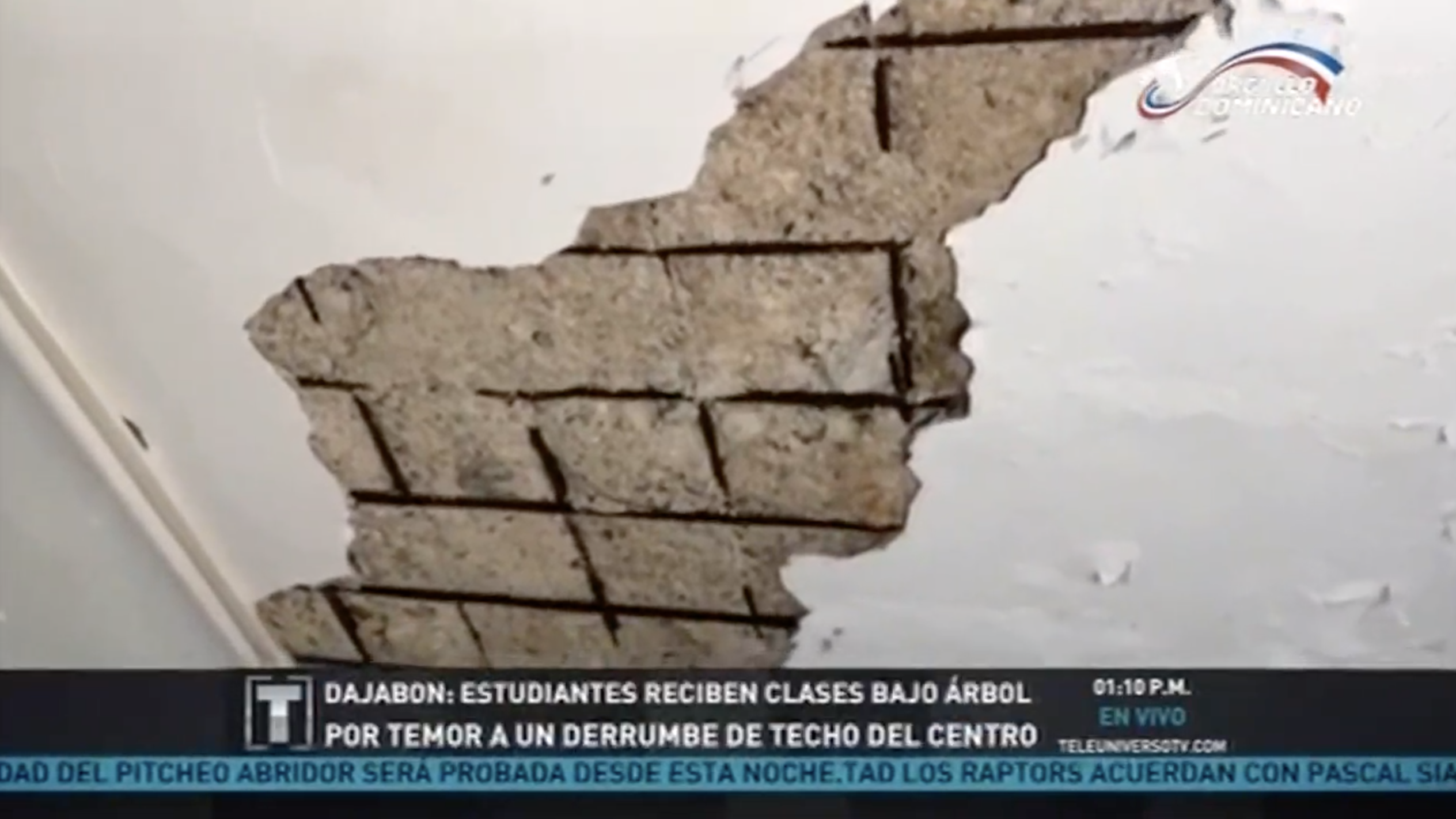 En Dajabon Estudiantes Reciben Clases Bajo Árbol Por Miedo A Que Se Le Derrumbe La Escuela Encima