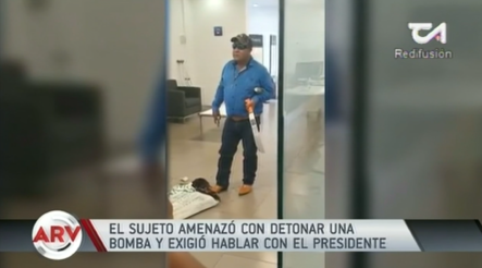En Mexico Hombre Intenta Asaltar Un Banco Con Un Machete Y Una Pistola En Mano