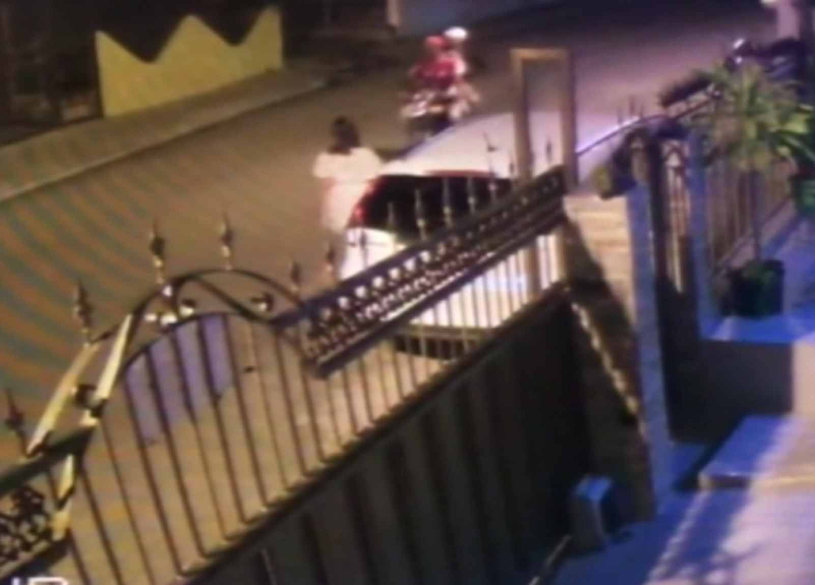 Mira Como Estos Atracadores Despojan De Sus Pertenencias A Una Joven En Santiago