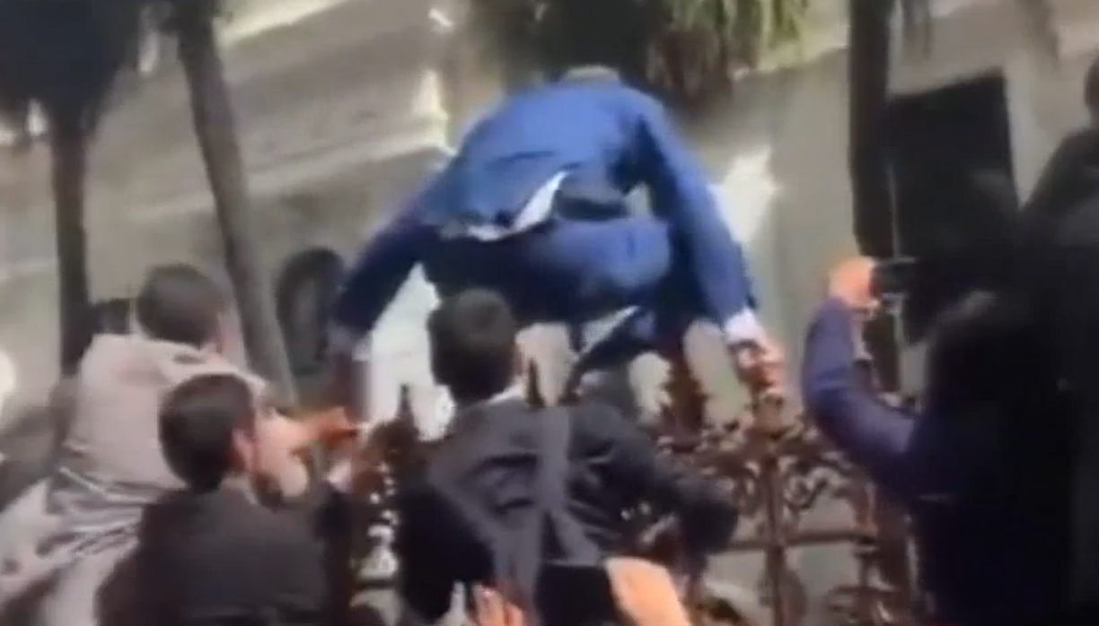 Un Parlamento Con Dos Presidentes, Tras Domingo Caótico En Venezuela