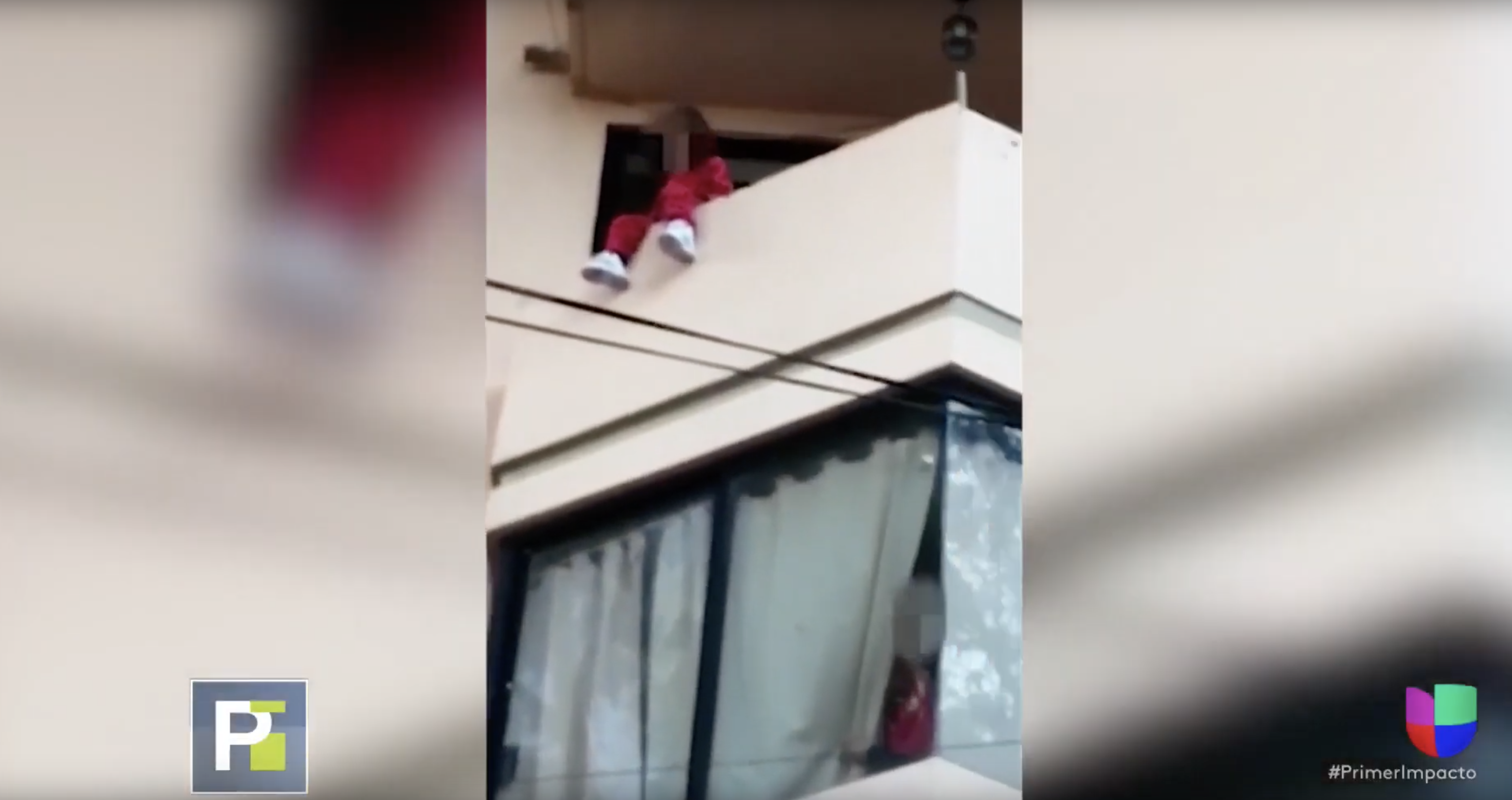 Los Gritos De Una Niña A Punto De Caer Desde El Balcón De Un Edificio En México