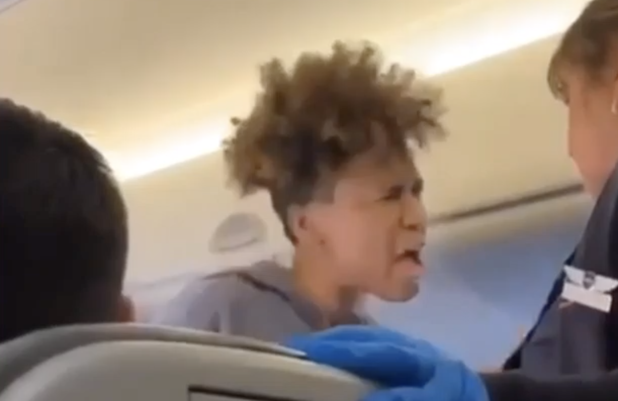 Mujer Le Intenta Entrar A “trompa” A Una Azafata Por Decirle Hombre | RedActivos