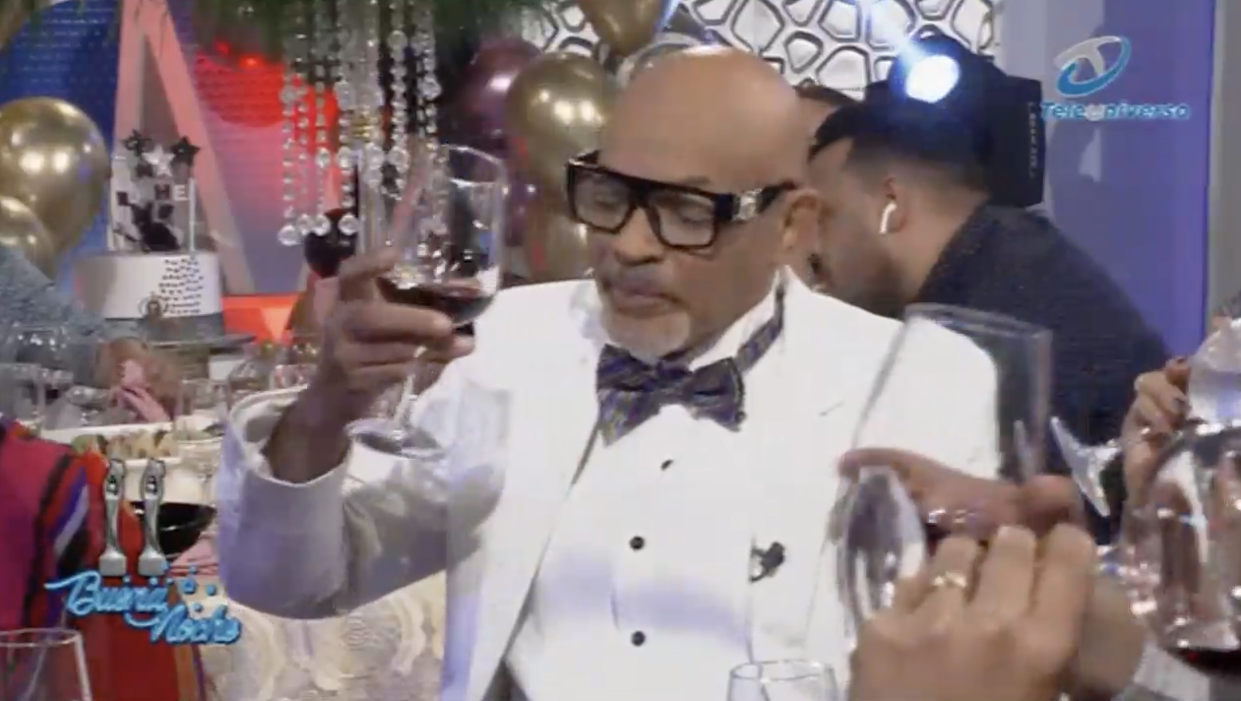 El Gran Equipo De Buena Noche Reunido En La Celebración De Su 4to Aniversario