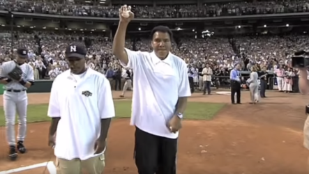 TBT: Muhammad Ali Lanzando El Primer Pitcheo Del Juego De Estrellas De 2004 En Houston