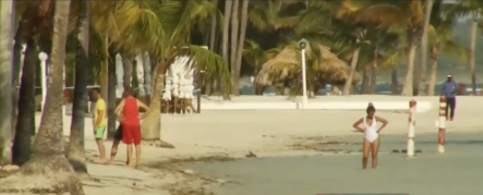Ciudadanos Dándose Un Chapuzón En Playa De Boca Chica Desafían Las Autoridades