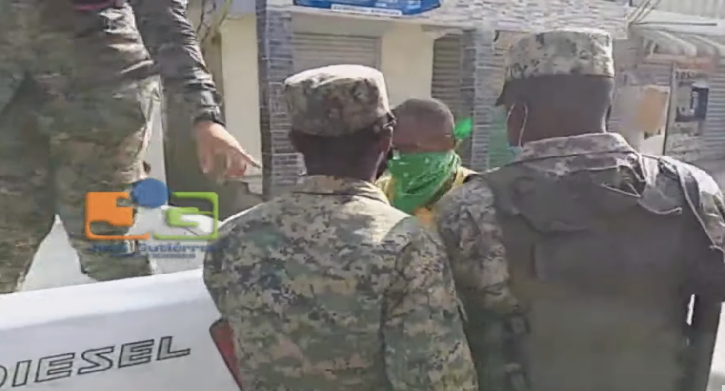 Peluquero Apresado Por Abrir Su Negocio En Santiago, Dice Que Ya No Tiene Dinero Para Comer