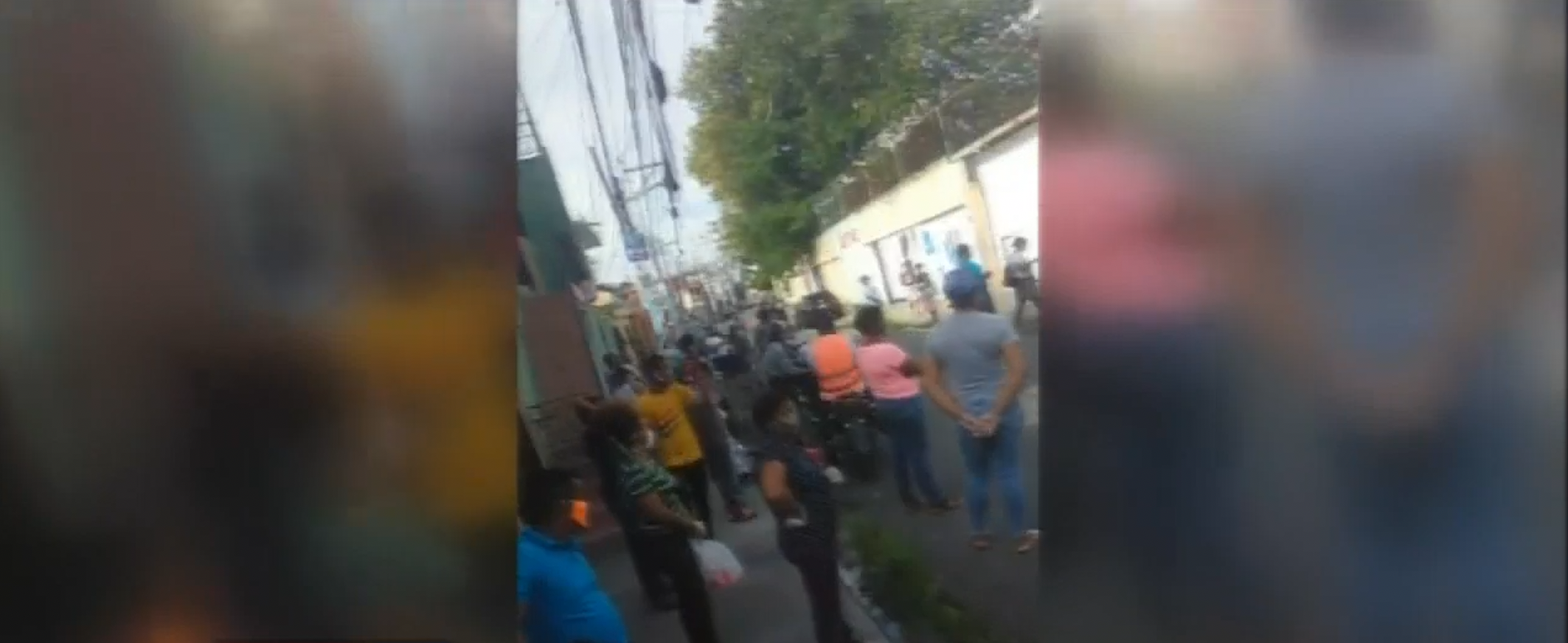 Los Mina En Preocupación Por Tumulto De Personas Frente A Liceo