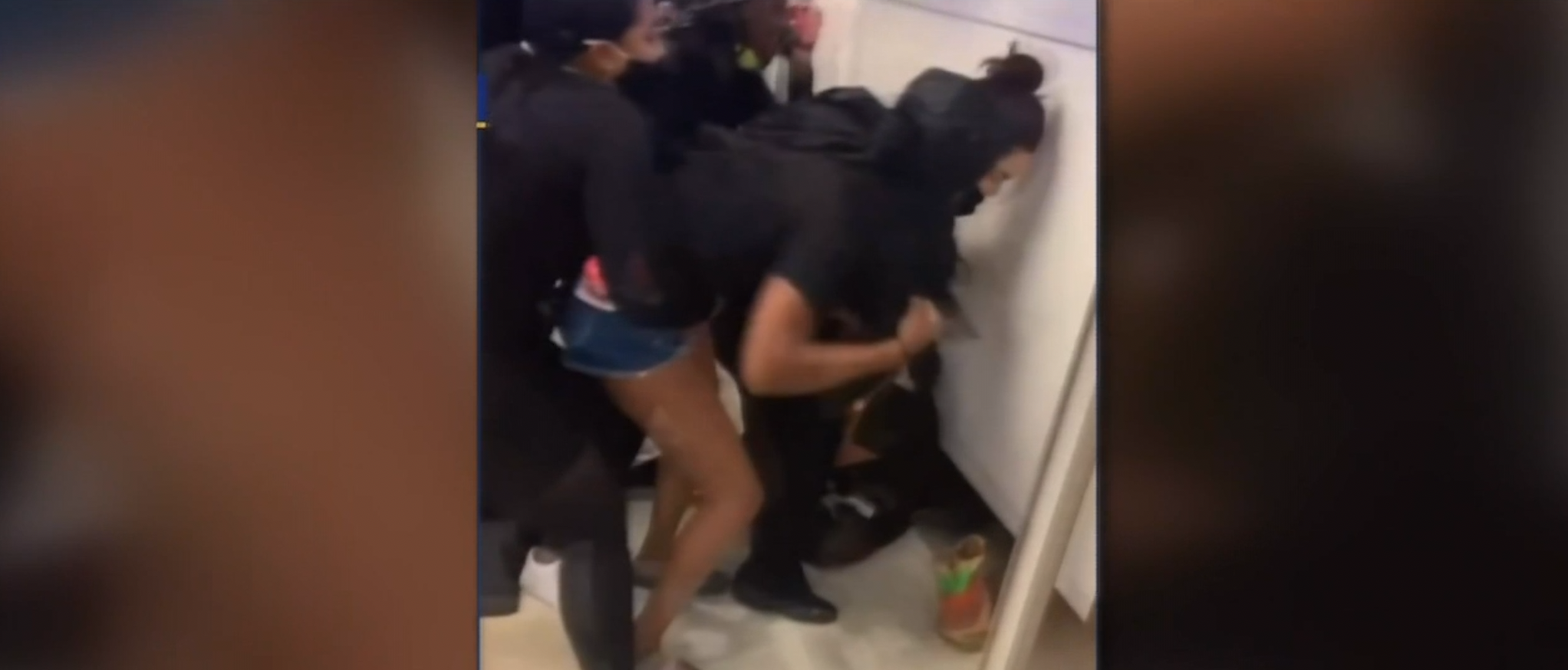 VIDEO: Mujeres Le Entran A Trompa A Empleadas De Aerolínea En Fort Lauderdale