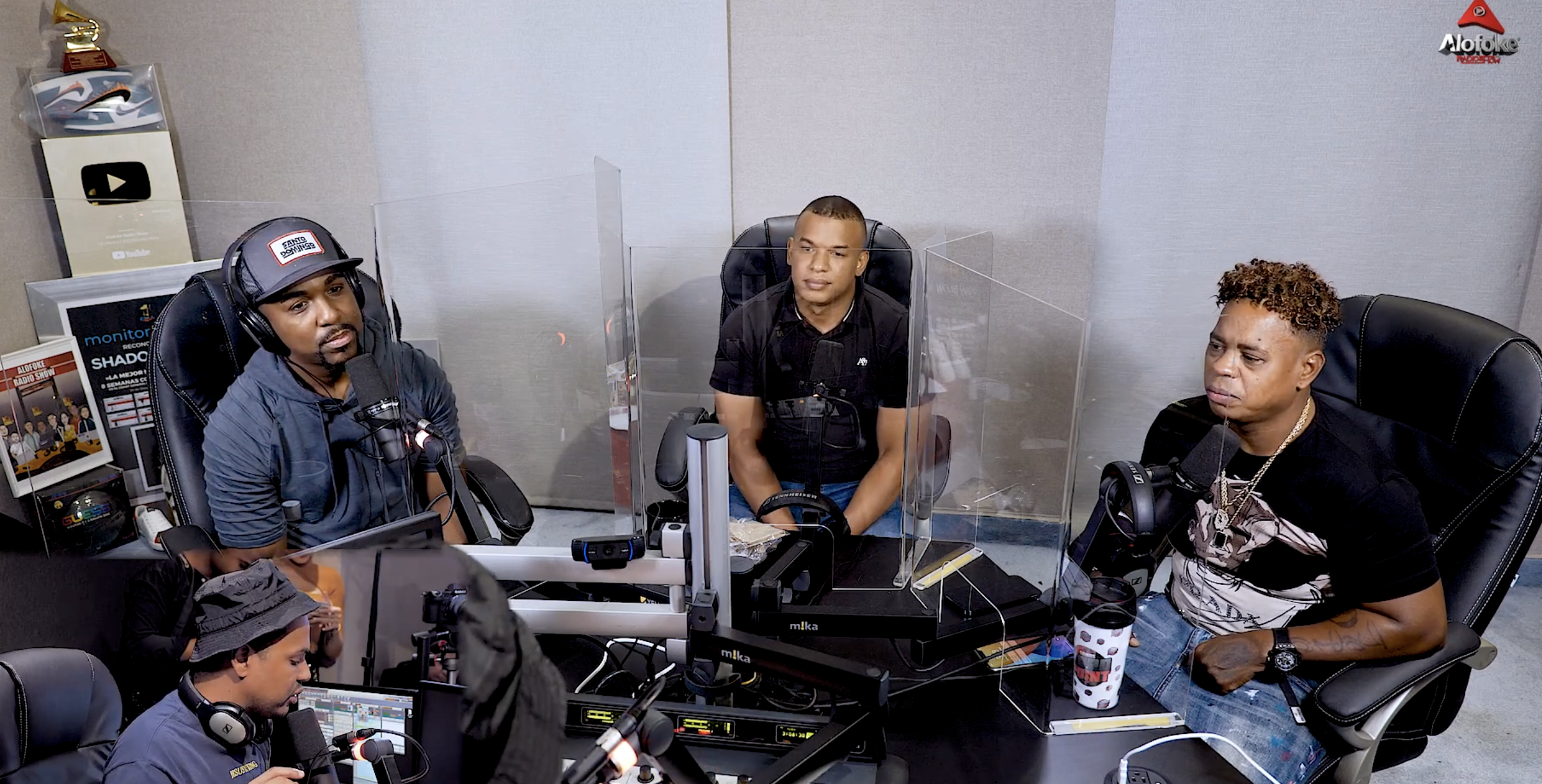 DJ TOPO REVELA QUE HAY PROBLEMAS ENTRE LOS PASTORES RABAKUKUS / HOMBRE DE LA CAFETERIA VISITA CABINA