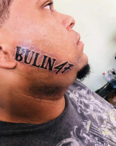 Joven se tatúa en la cara nombre de Bullin 47