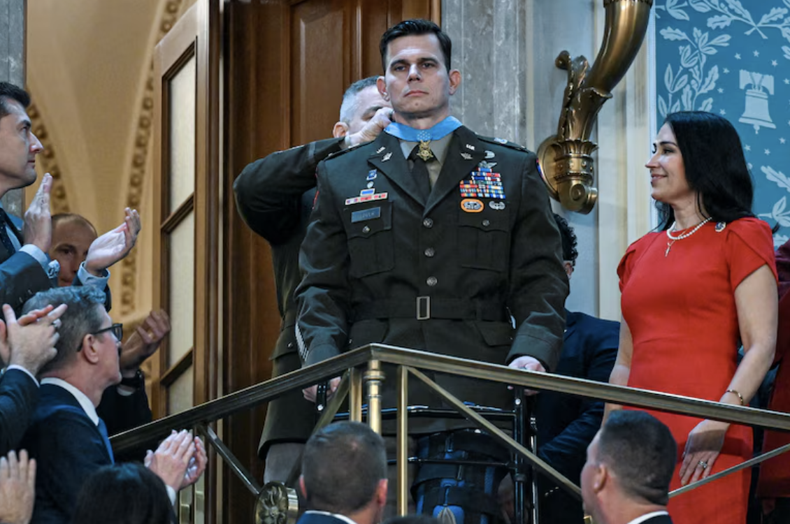 Medalla De Honor: Piloto Herido En Captura De Maduro Es Condecorado Por Trump