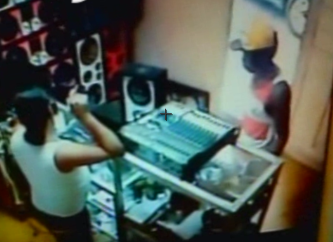 Ladrón “enciega” Dueño De Una Tienda Electronica #Video