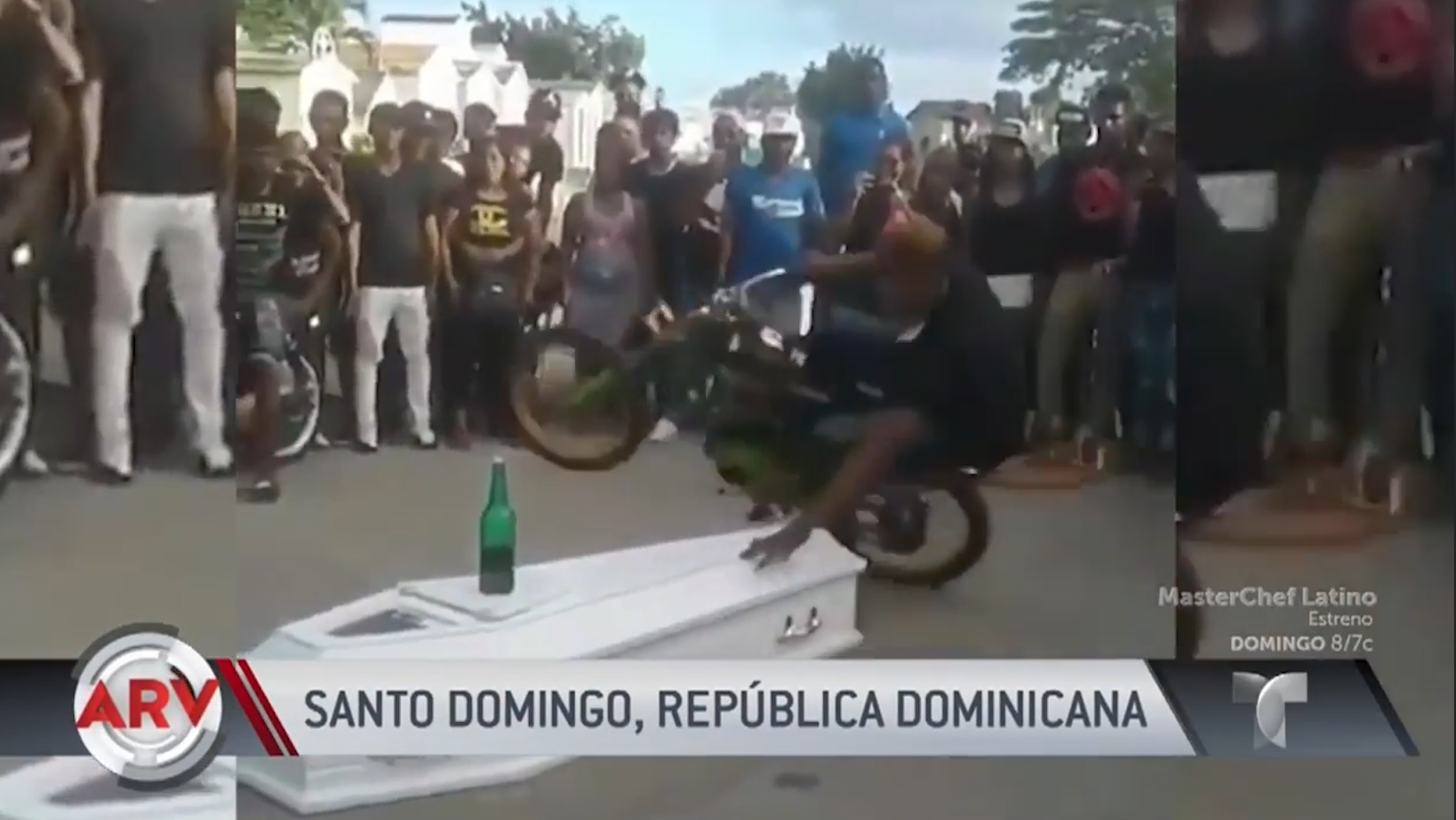 Al Rojo Vivo: Motociclista Realiza Acrobacias Alrededor De Un Ataúd