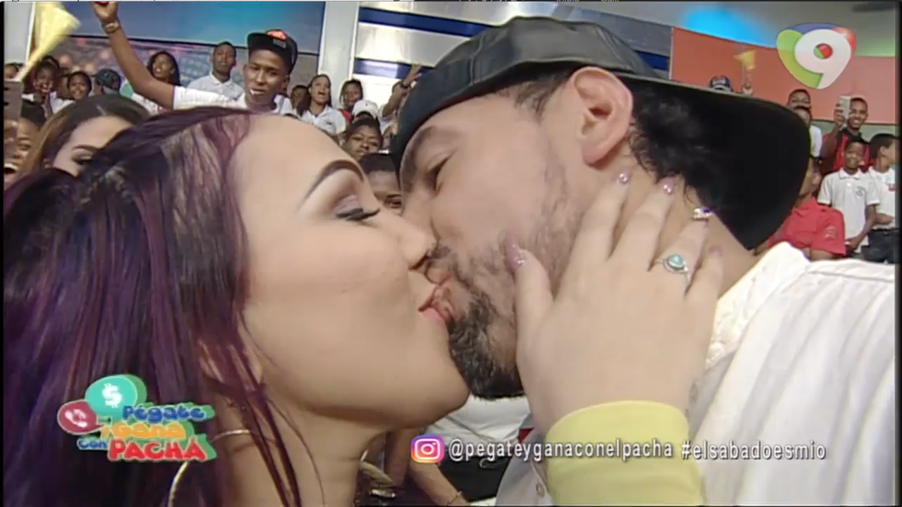 Los Besos De Las Presentadoras Del Pachá En La Novela De Pégate Y Gana Con El Pachá