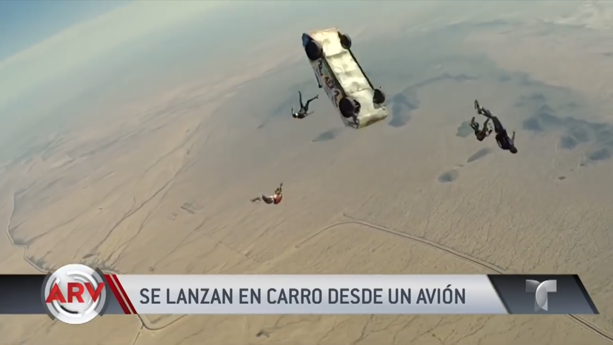 WOW! Paracaidista Se Lanzan En Carro Desde Un Avión