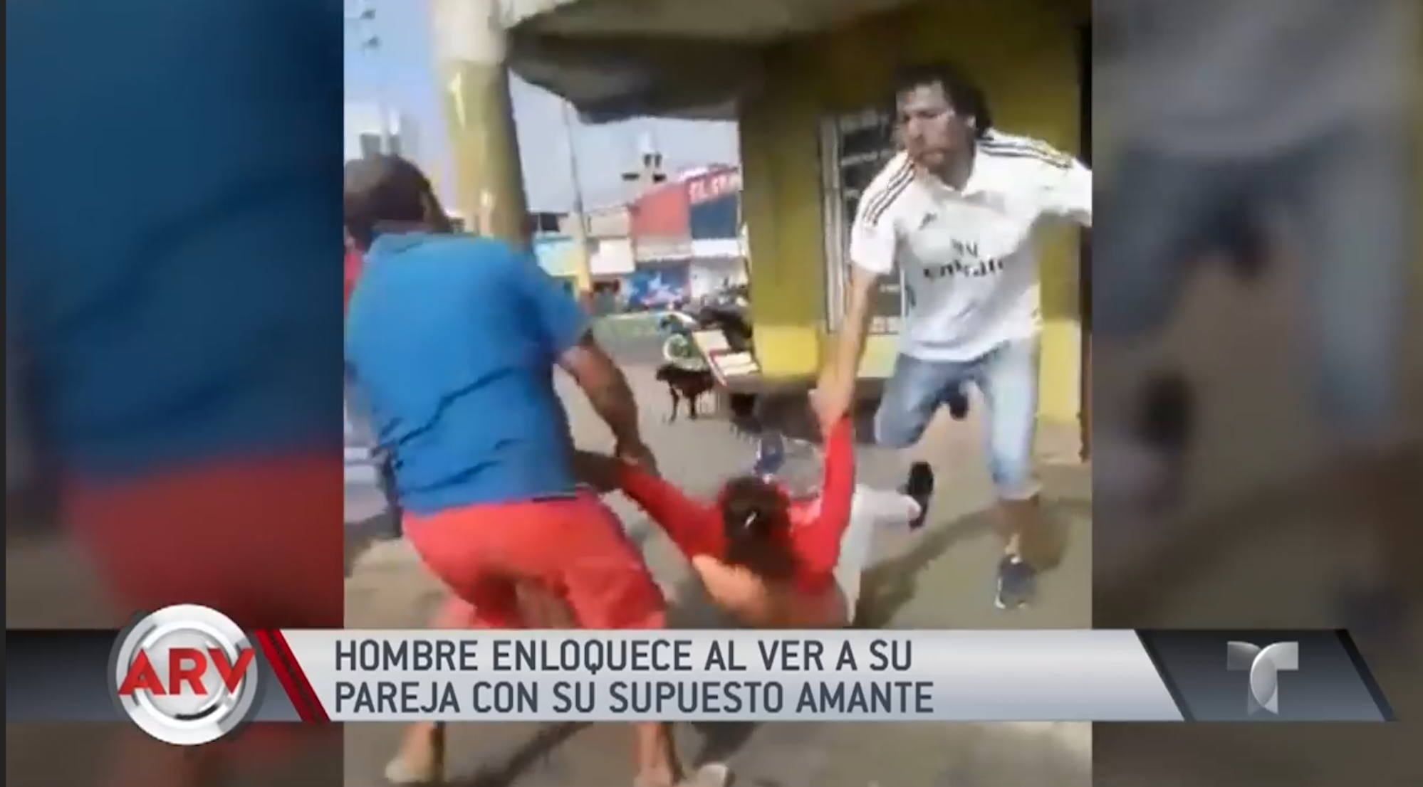 Hombre Enloquece Al Ver A Su Pareja Con Supuesto Amante