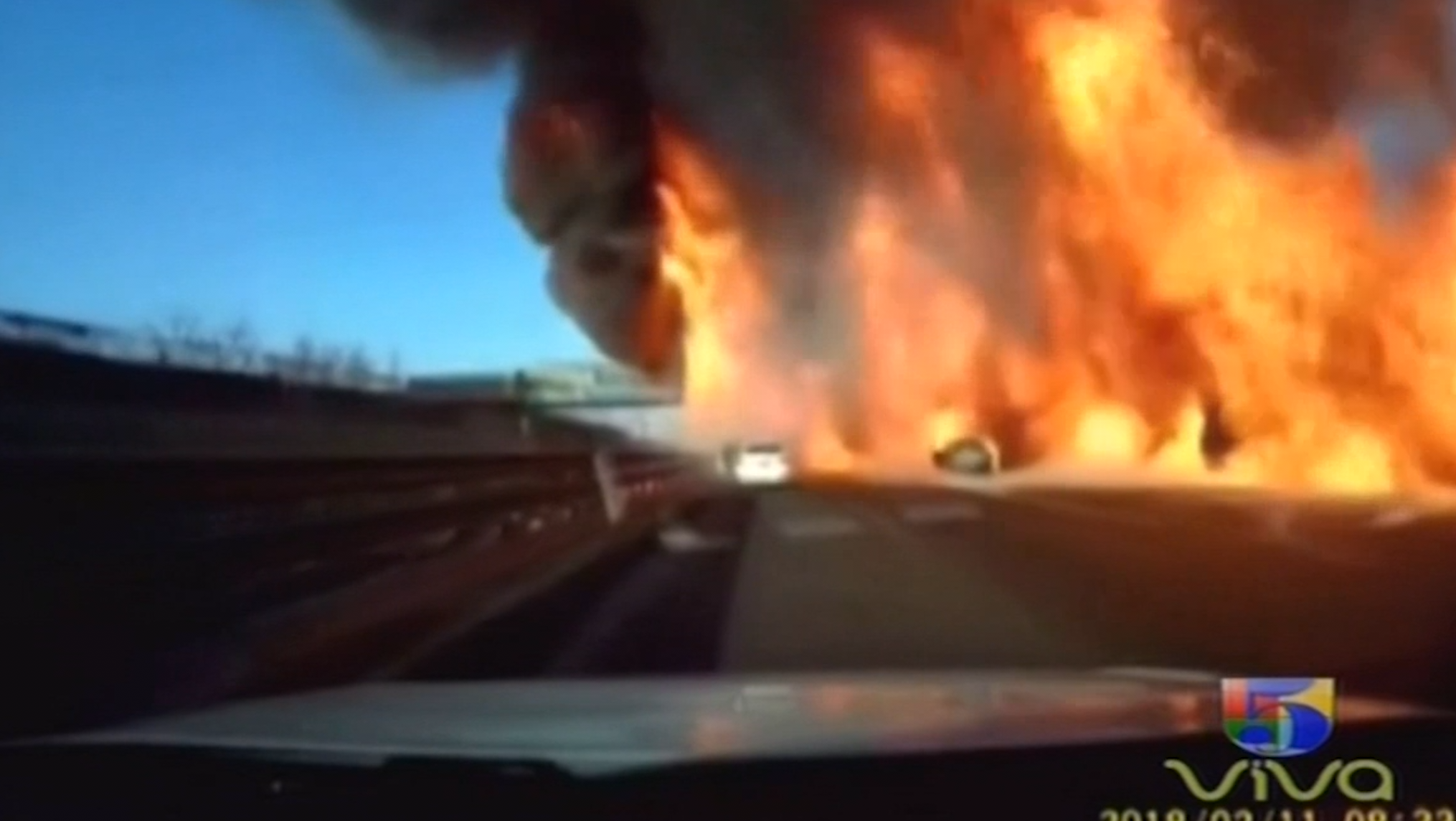 Increíble! Camión Volcado Se Incendia En Llama En Plena Carretera