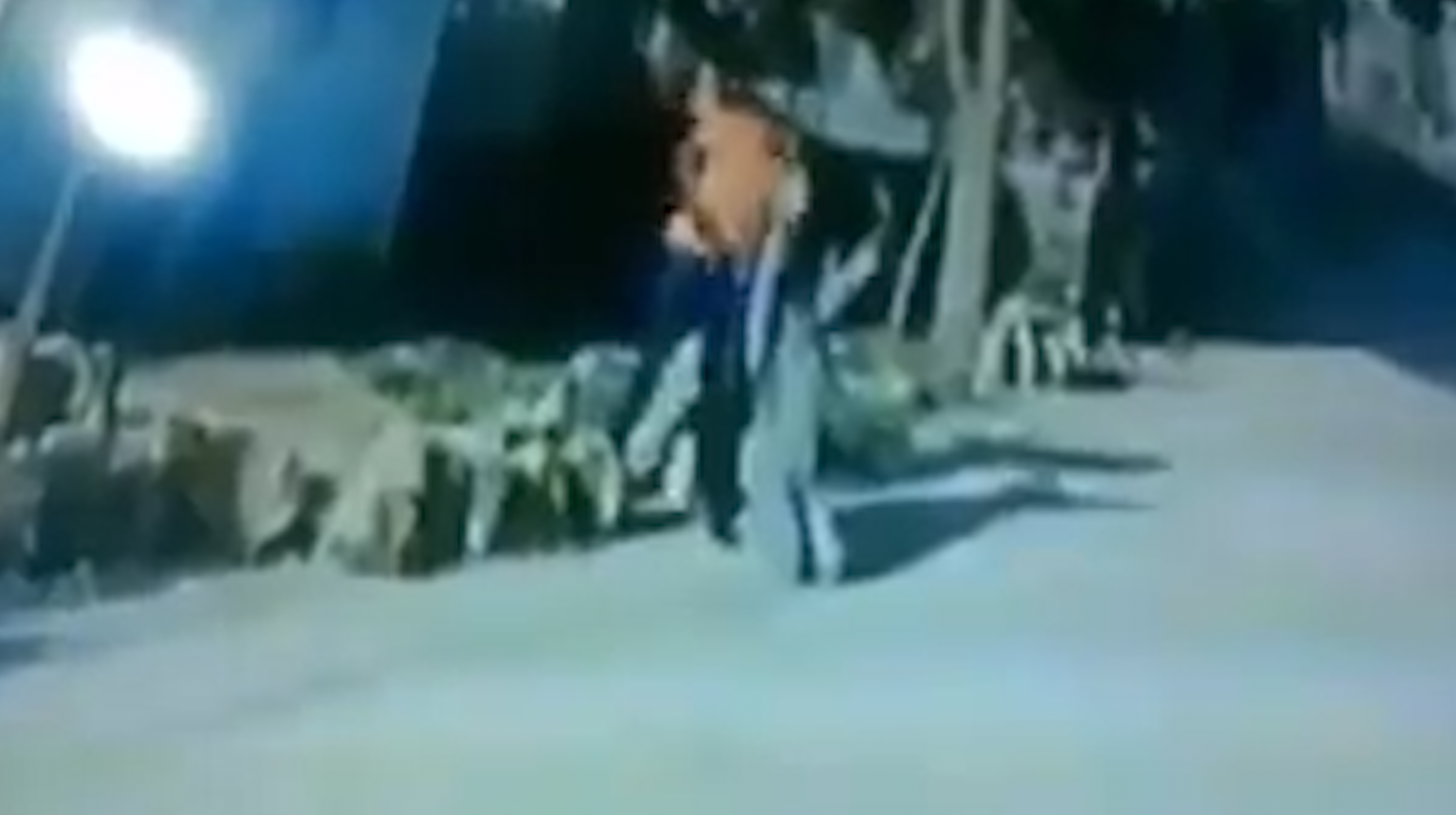 VIDEO! Atracador Pone De Rodillas A Un Policía Para Asaltarle
