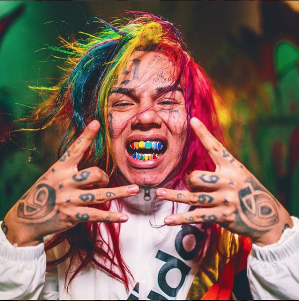 El Rapero Tekashi 6ix9ine’s  Regala Dinero En Barrios Pobres De República Dominicana  -Fuera Del Horno