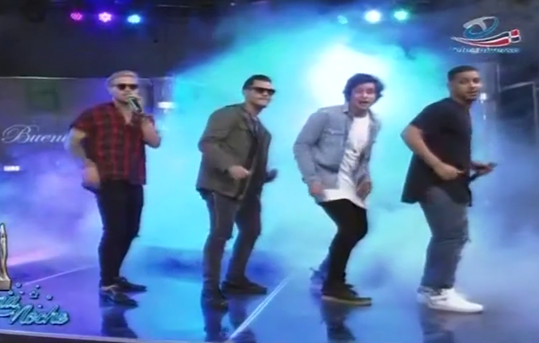 “Lo Blanquito” Cantan Su Tema “TELAKUTI” En Buena Noche