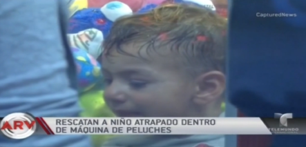 Al Rojo Vivo: Niño Queda Atrapado Por Horas En Máquina De Peluches