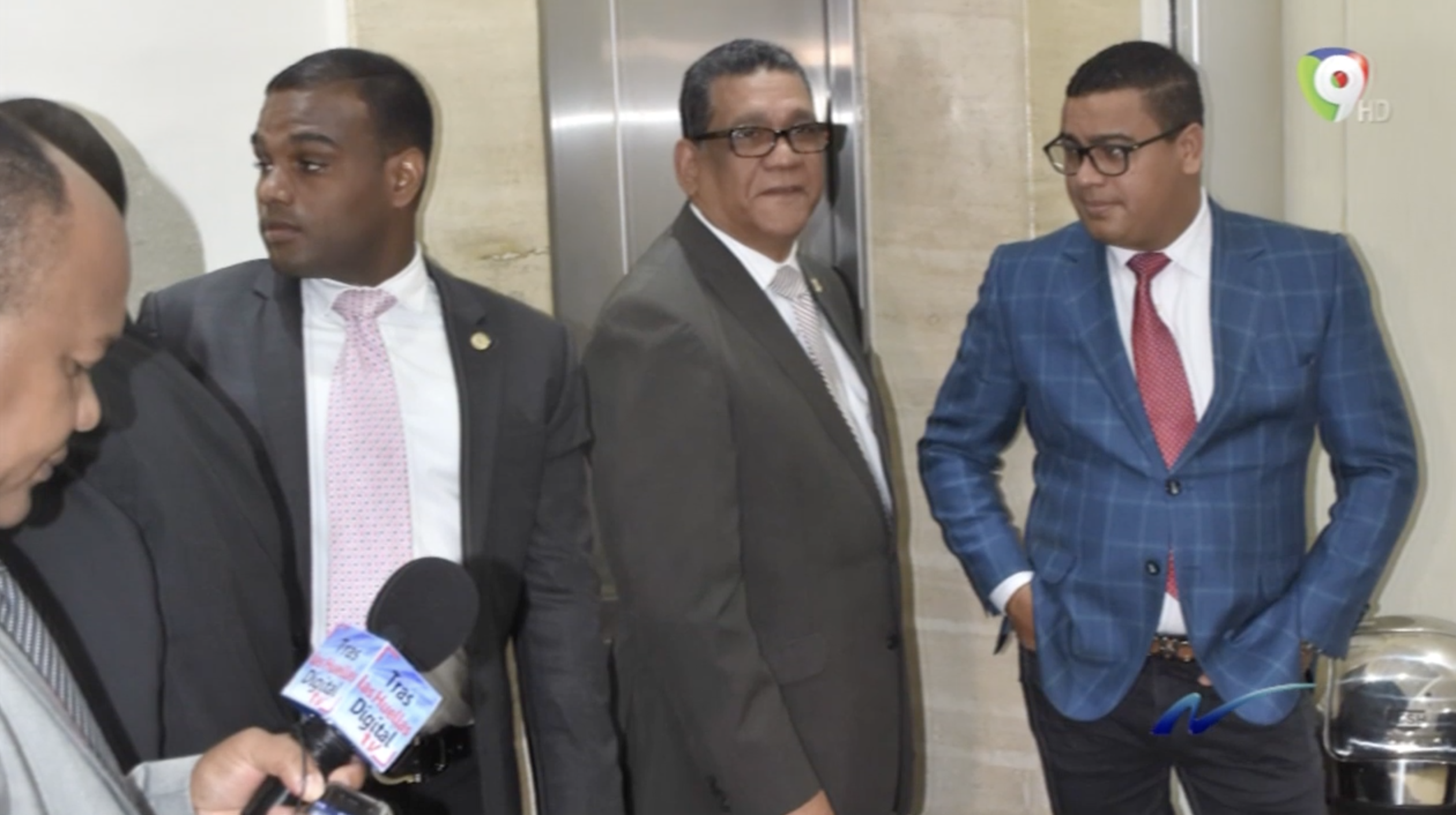 La Fotocrónica: Entre Políticos,  Teleférico Y Los “jeepetones” De Los Diputados