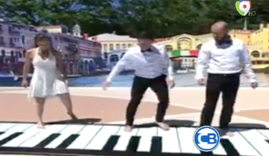 Piano Gigante Tocado Con Los Pies En Una Plaza Europea – Con Los Famosos
