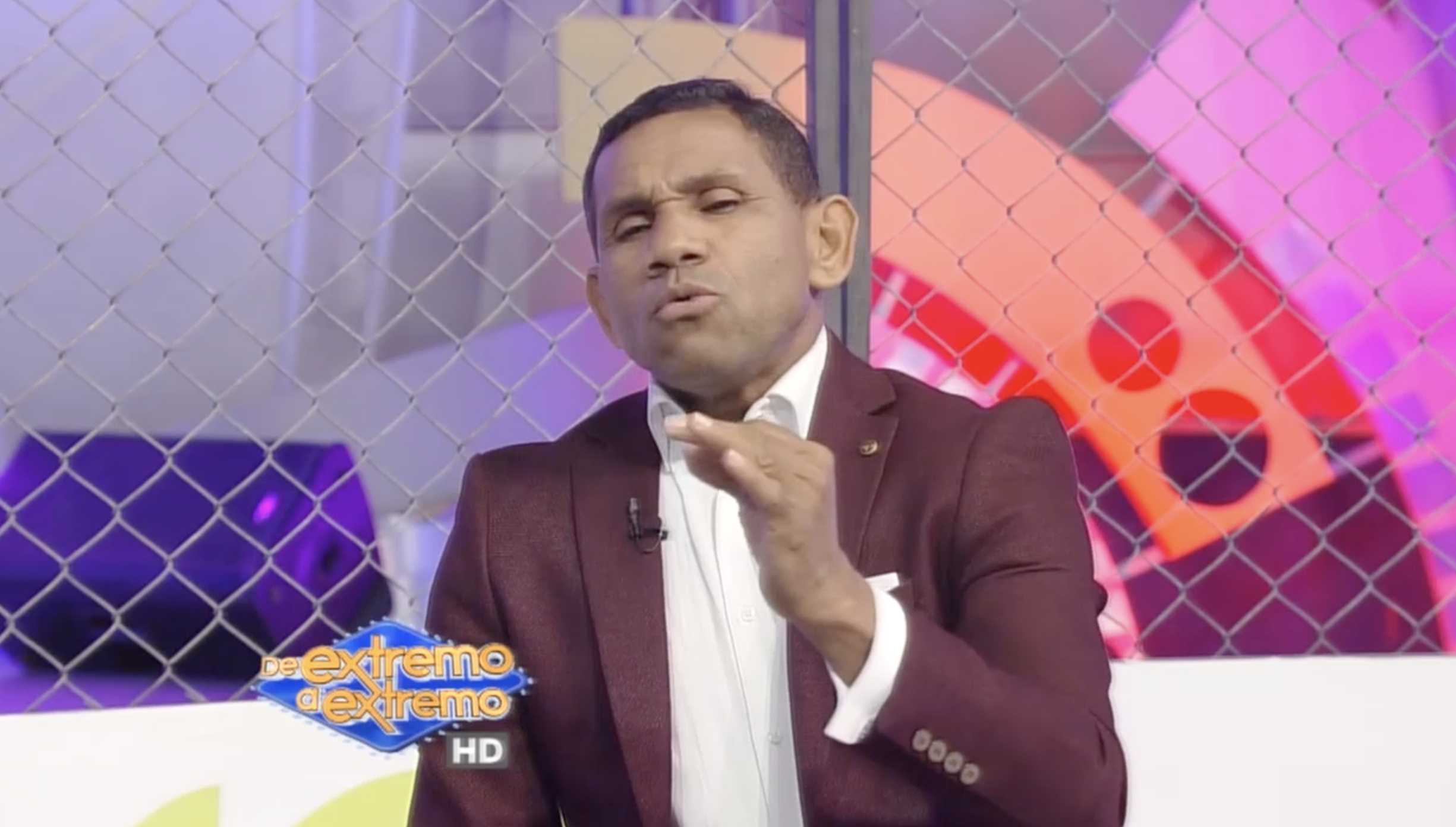 Michael Miguel Le Pregunta Al Querido ¿POR QUÉ USTED SE DEJA PONER DE MOJIGANGA DE ROBERTICO?